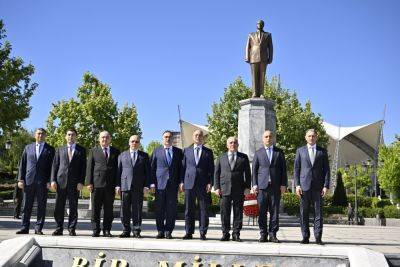 Гейдар Алиев - Али Асадов - Али Асадов посетил памятник общенациональному лидеру Гейдару Алиеву в Анкаре (ФОТО) - trend.az - Анкара - Азербайджан