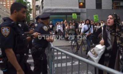 Полицейские Нью-Йорка против женщин в куфиях: видео - mignews.net - Иерусалим - Нью-Йорк - Сша - Нью-Йорк - Хамас