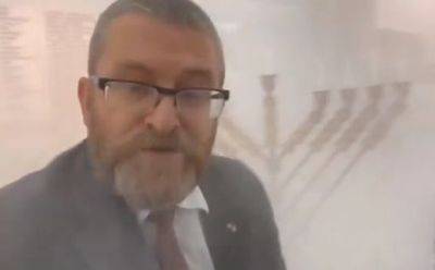 Польский политик, погасивший ханукальные свечи, получил место в Европарламенте - mignews.net - Польша