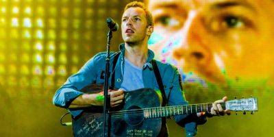 Крис Мартин - На концерте Coldplay вокалист пообщался с израильским мальчиком, держащим фото погибшей 7 октября - detaly.co.il - Израиль - Греция - Афины