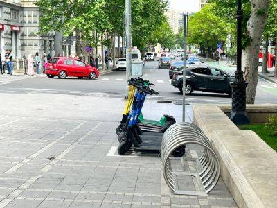 В Баку началась установка железных конструкций для парковки велосипедов - trend.az - Азербайджан
