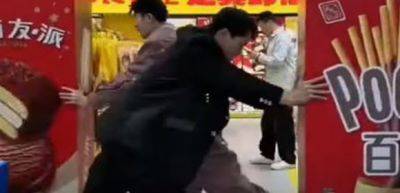 В Китае открыли магазин гигантских снэков: видео - mignews.net - Китай
