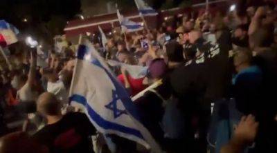 Stop the War. Женщина залезла на указатель во время протестов в Иерусалиме - mignews.net - Иерусалим