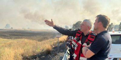 12 пожарных расчетов тушат пожары в районе Кацрина - detaly.co.il - Израиль