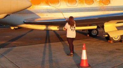 Экоактивисты пытались изуродовать самолет Тейлор Свифт - mignews.net - Англия