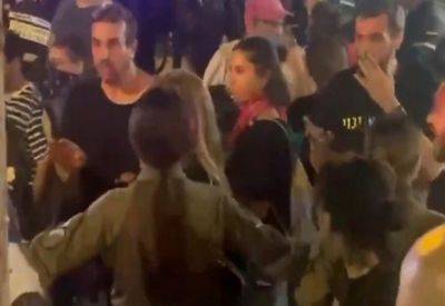 Вселенский скандал: полицейский отпихнул журналистку Йолан Коэн на демонстрации - mignews.net - Тель-Авив