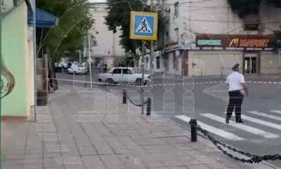 Силовики с собаками обыскивают автомобиль, на котором приехали террористы - mignews.net - республика Дагестан - Махачкала