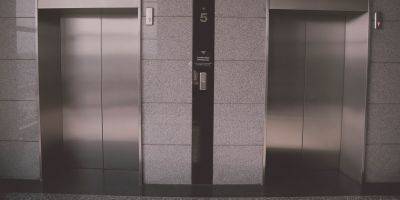 Если вы застрянете в лифте, возможно, помощь не придет. Вот причина - detaly.co.il
