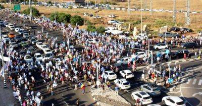 Биньямин Нетаньяху - Протесты в Израиле – сотни митингующих заблокировали движение транспорта на шоссе в районе Верхней Галилеи – фото | OBOZ.UA - obozrevatel.com - Израиль - Тель-Авив - Иерусалим - Беер-Шева - Хамас