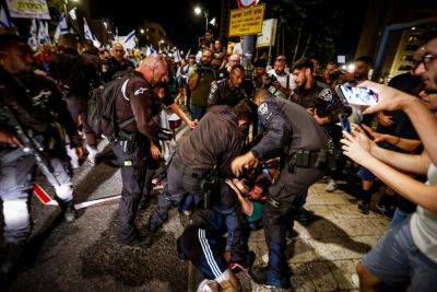 МАХАШ начнет расследование полицейского насилия на субботней демонстрации в Тель-Авиве - news.israelinfo.co.il - Тель-Авив