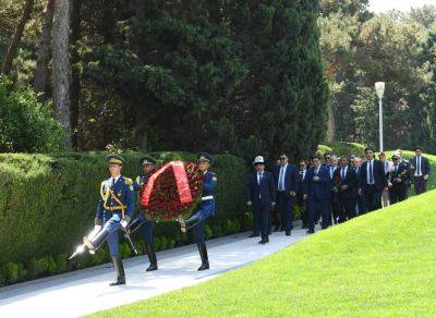Гейдар Алиев - Председатель парламента Кыргызстана посетил могилу великого лидера (ФОТО) - trend.az - Азербайджан - Киргизия