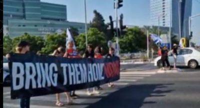 Демонстранты, призывающие к сделке по заложникам, перекрыли дороги - mignews.net - Тель-Авив - Раанань