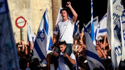 Итамар Бен-Гвир - Марш флагов в Иерусалиме: прошли по мусульманскому кварталу, отлупили журналиста "Гаареца" - 9tv.co.il - Иерусалим