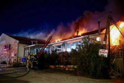 Семь пожарных бригад пытаются потушить полыхающее здание ресторана в центре Иерусалима - news.israelinfo.co.il - Иерусалим