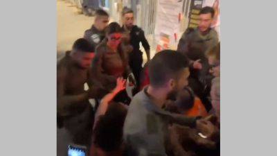 Анархист в оранжевом жилете: Герцог вступился за нарушителя порядка, бившего сотрудниц полиции - 9tv.co.il - Тель-Авив