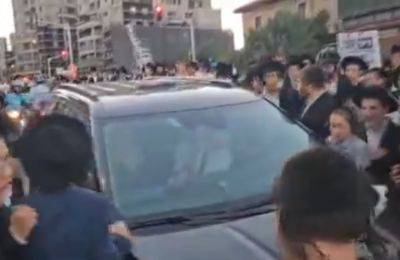 Ицхак Гольдкнопф - Протест харедим в Иерусалиме: демонстранты напали на машину Гольдкнопфа - mignews.net - Иерусалим