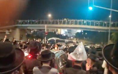 Ожесточенные столкновения с харедим: полиция применила водометы - mignews.net - Иерусалим - район Меа-Шеарий