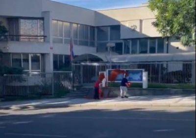 В Чехии российское посольство облили красной краской - mignews.net - Россия - Чехия - Прага