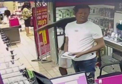 Тяжелое видео: сын атаковал отца с ножом в магазине в Бат-Яме - mignews.net