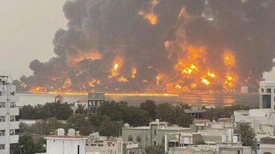 Удар по Йемену после атаки на Тель-Авив: мощные взрывы в порту под контролем хуситов - vesty.co.il - Израиль - Тель-Авив - Ливан - Йемен - Ходейда