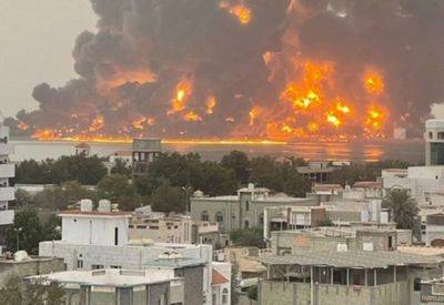 Склады оружия в главном порту хуситов взлетают на воздух - mignews.net - Йемен - Ходейда