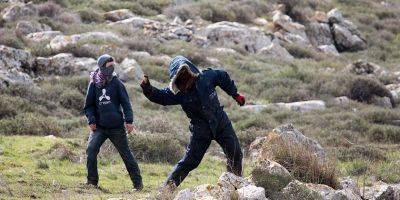 Поселенцы напали на активистов, сажавших деревья, с дубинками и арматурой - detaly.co.il - Израиль - Палестина - Сша