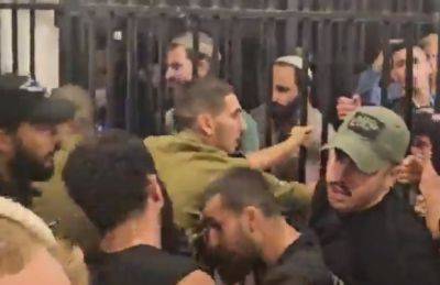 Полиция разогнала толпу, ворвавшихся на базу ЦАХАЛа в Бейт-Лиде - mignews.net - Израиль