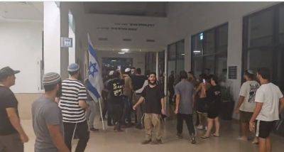 Правые протестующие ворвались на вторую базу и пытаются освободить солдат - mignews.net - Израиль