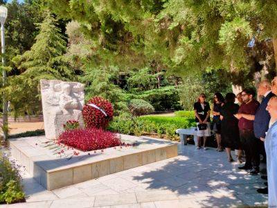 Прошло 40 лет… В Аллее почетного захоронения в Баку почтили память Маэстро Ниязи (ФОТО) - trend.az - Ссср - Азербайджан - Тбилиси