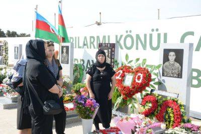 В Баку общественность чтит память военнослужащих, погибших в антитеррористических мероприятиях локального характера в Карабахе (ФОТО) - trend.az - Азербайджан